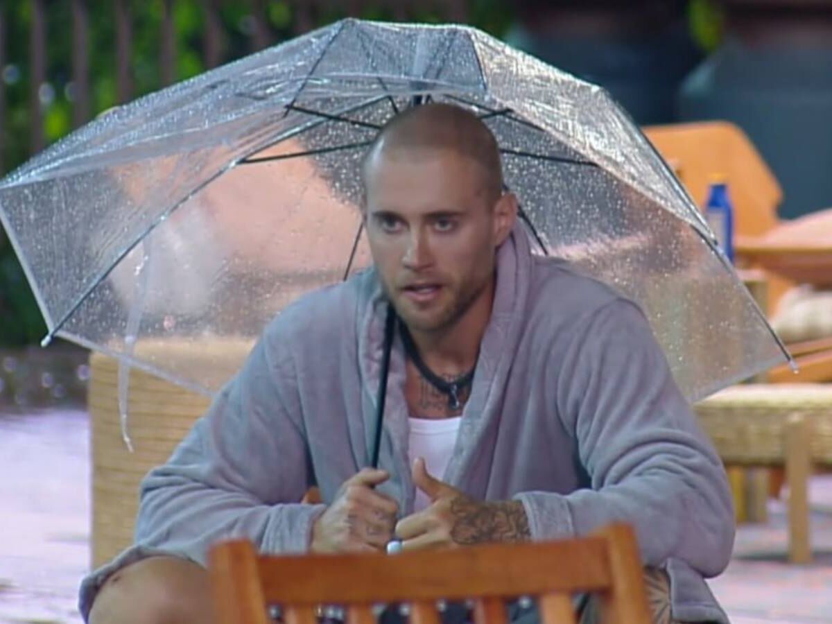 Yuri Bonotto conversa com Flora Cruz em A Fazenda 16 - Foto: Record