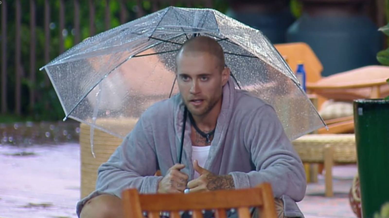 Yuri Bonotto conversa com Flora Cruz em A Fazenda 16 - Foto: Record