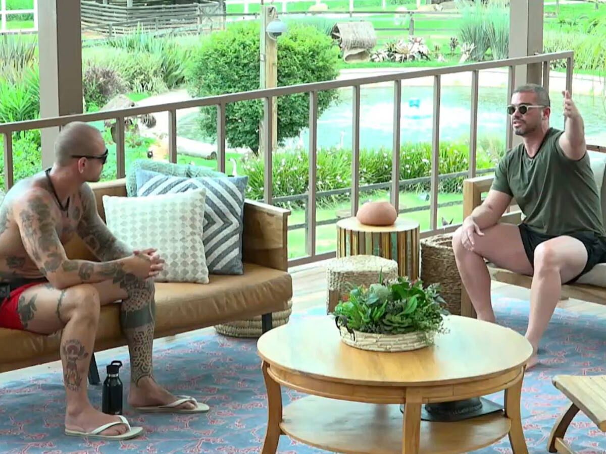 Yuri Bonotto conversa com Sidney Sampaio em A Fazenda 16 - Foto: Record
