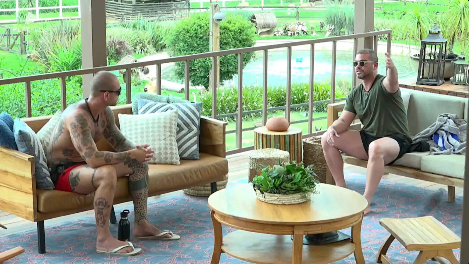 Yuri Bonotto conversa com Sidney Sampaio em A Fazenda 16 - Foto: Record