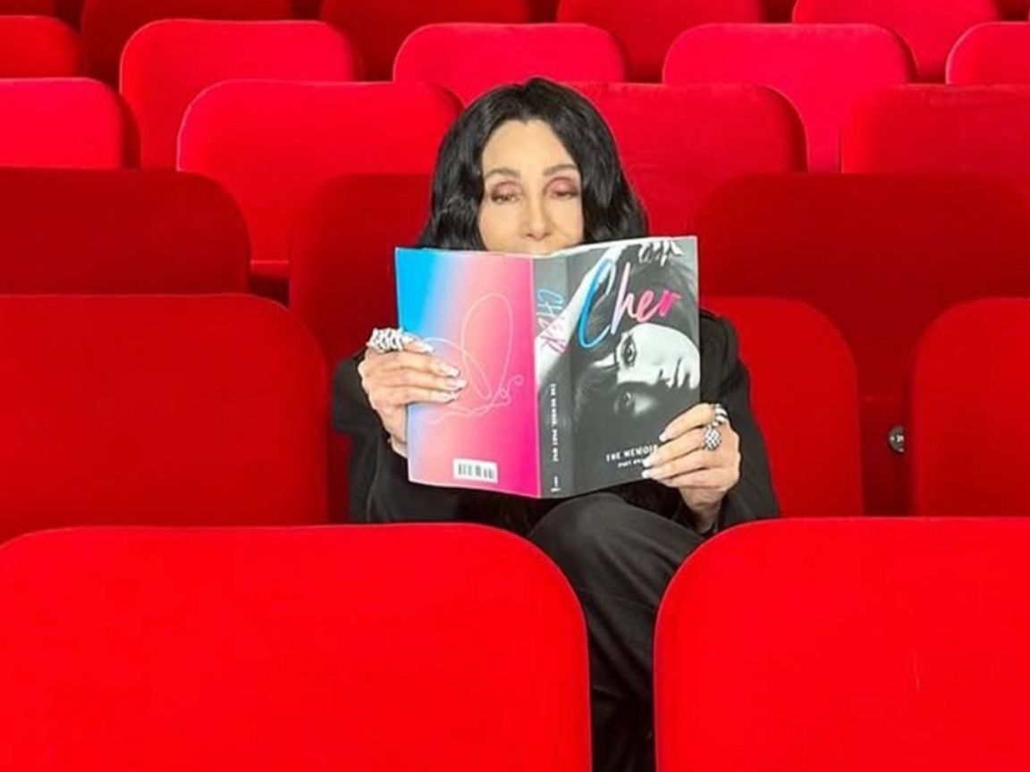 Cher revela perda polêmica da virgindidade em novo livro biográfico