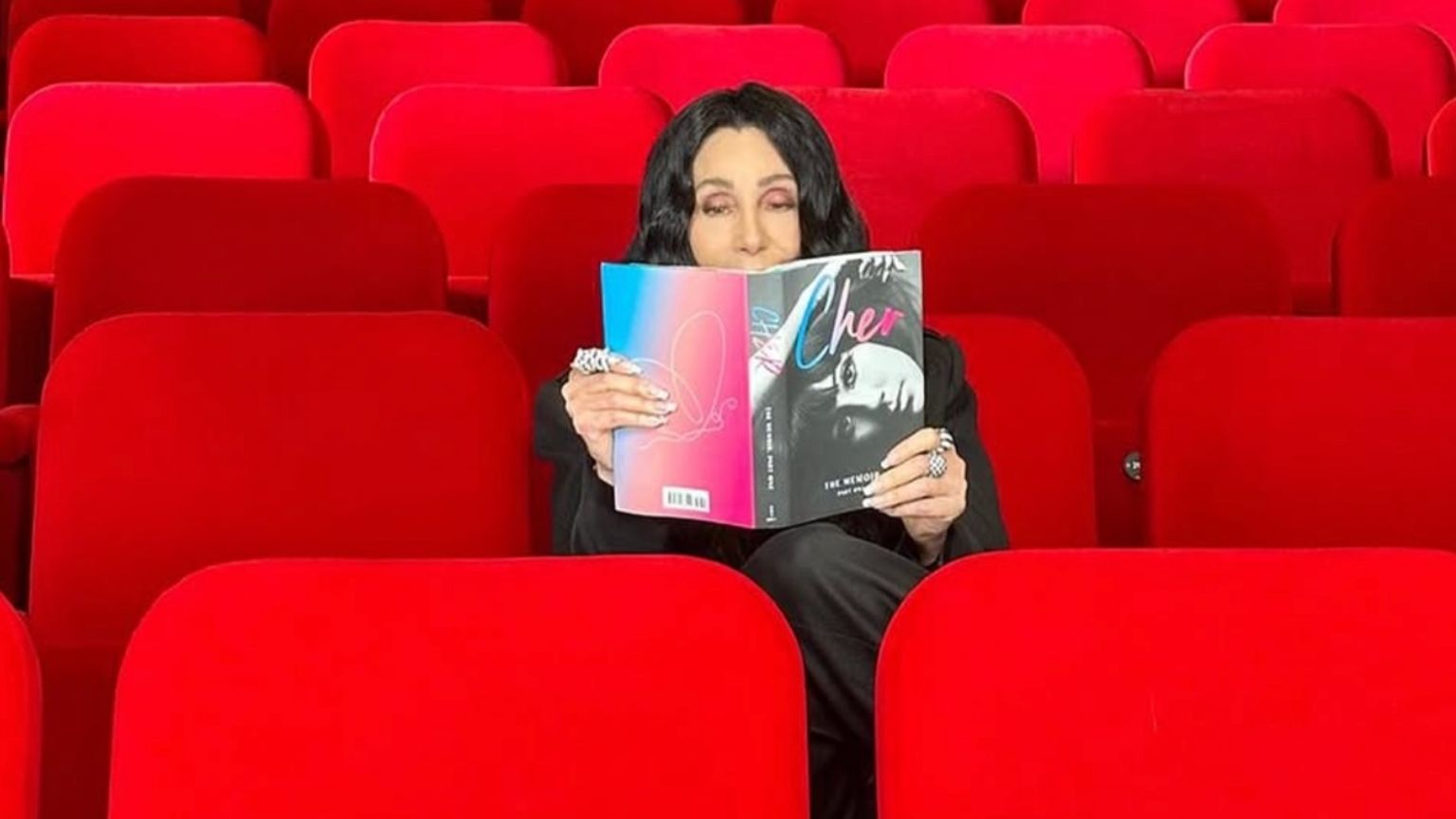 Cher revela perda polêmica da virgindidade em novo livro biográfico