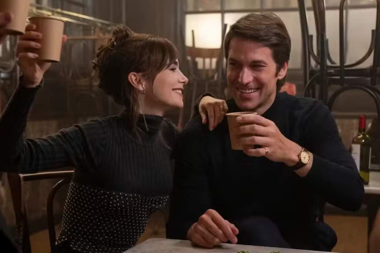 Galã de Emily em Paris detona série por não subestimar inteligência do público