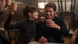 Galã de Emily em Paris detona série por não subestimar inteligência do público