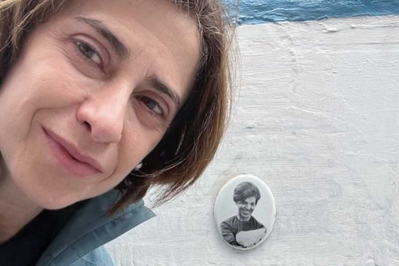 Fernanda Torres visita túmulo de Eunice Paiva após sucesso de 