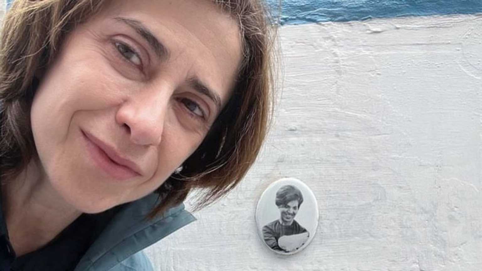 Fernanda Torres visita túmulo de Eunice Paiva após sucesso de