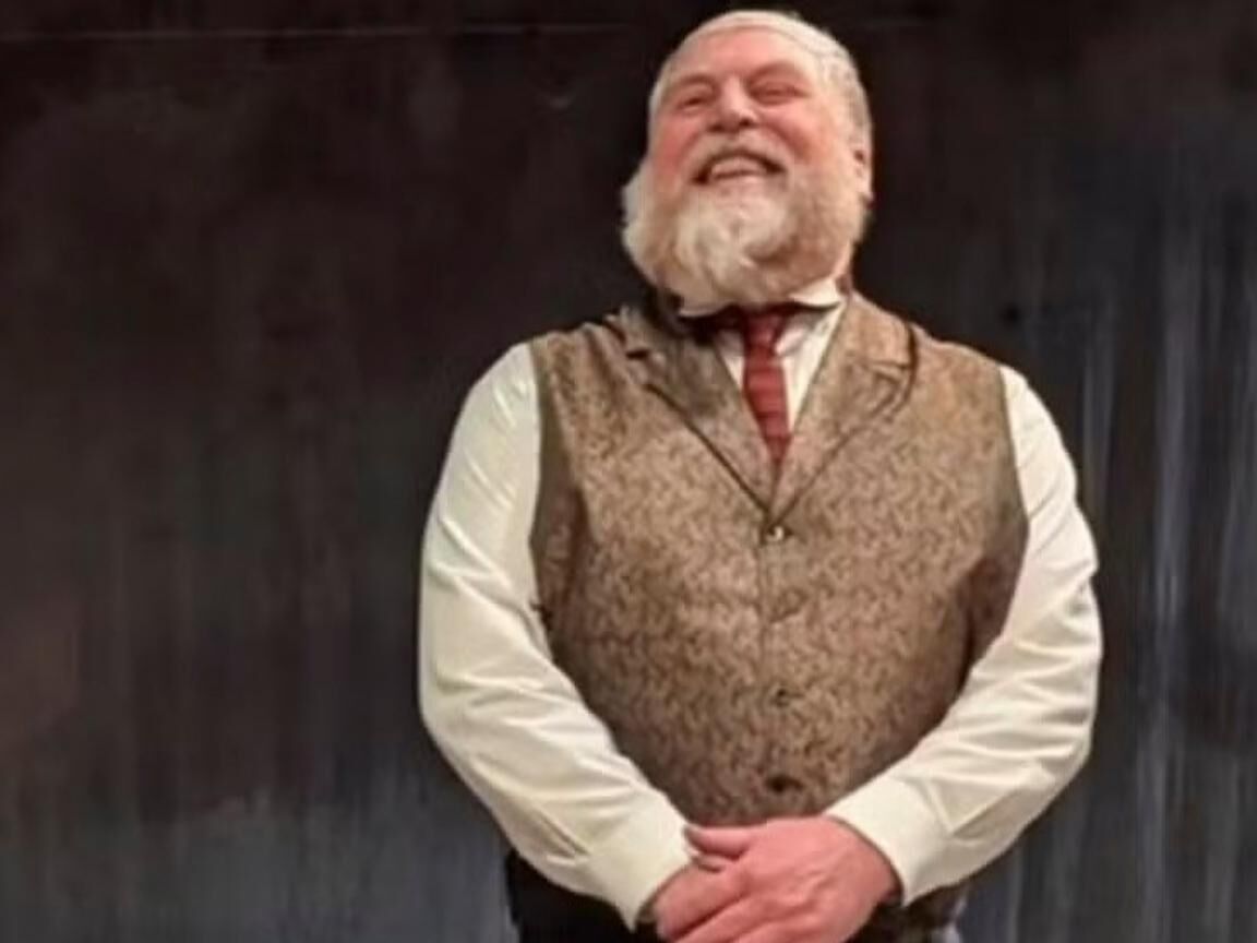 Ator Julien Arnold morre durante apresentação de Um Conto de Natal no Canadá