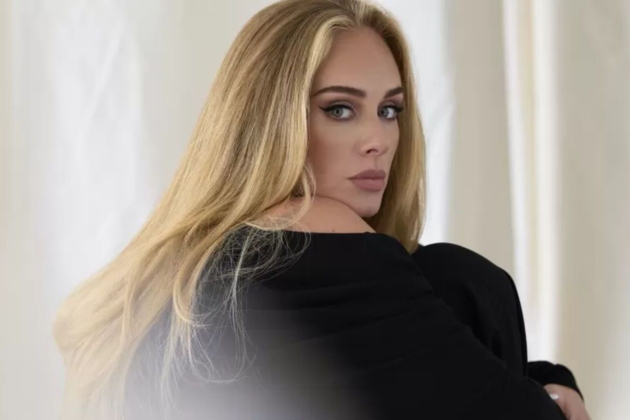 Canção de Adele é bloqueada no país após processo de plágio de música brasileira
