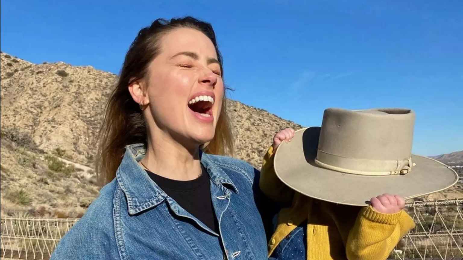 Amber Heard anuncia gravidez do segundo filho e celebra nova fase na Espanha