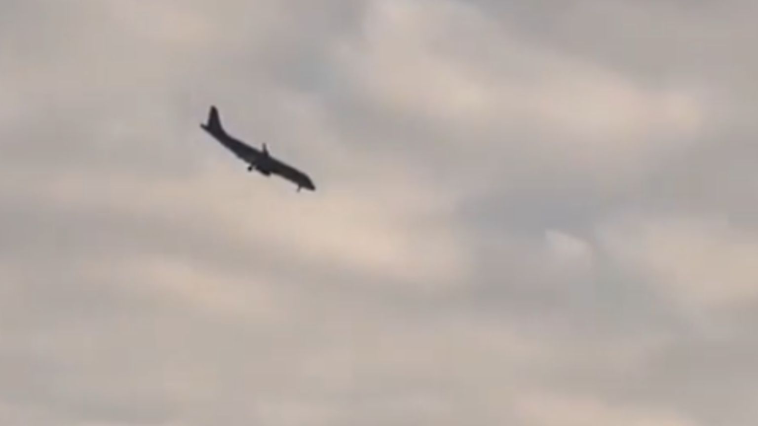 Queda de avião Embraer no Cazaquistão: sistema de defesa russo pode ter sido o causador, aponta investigação