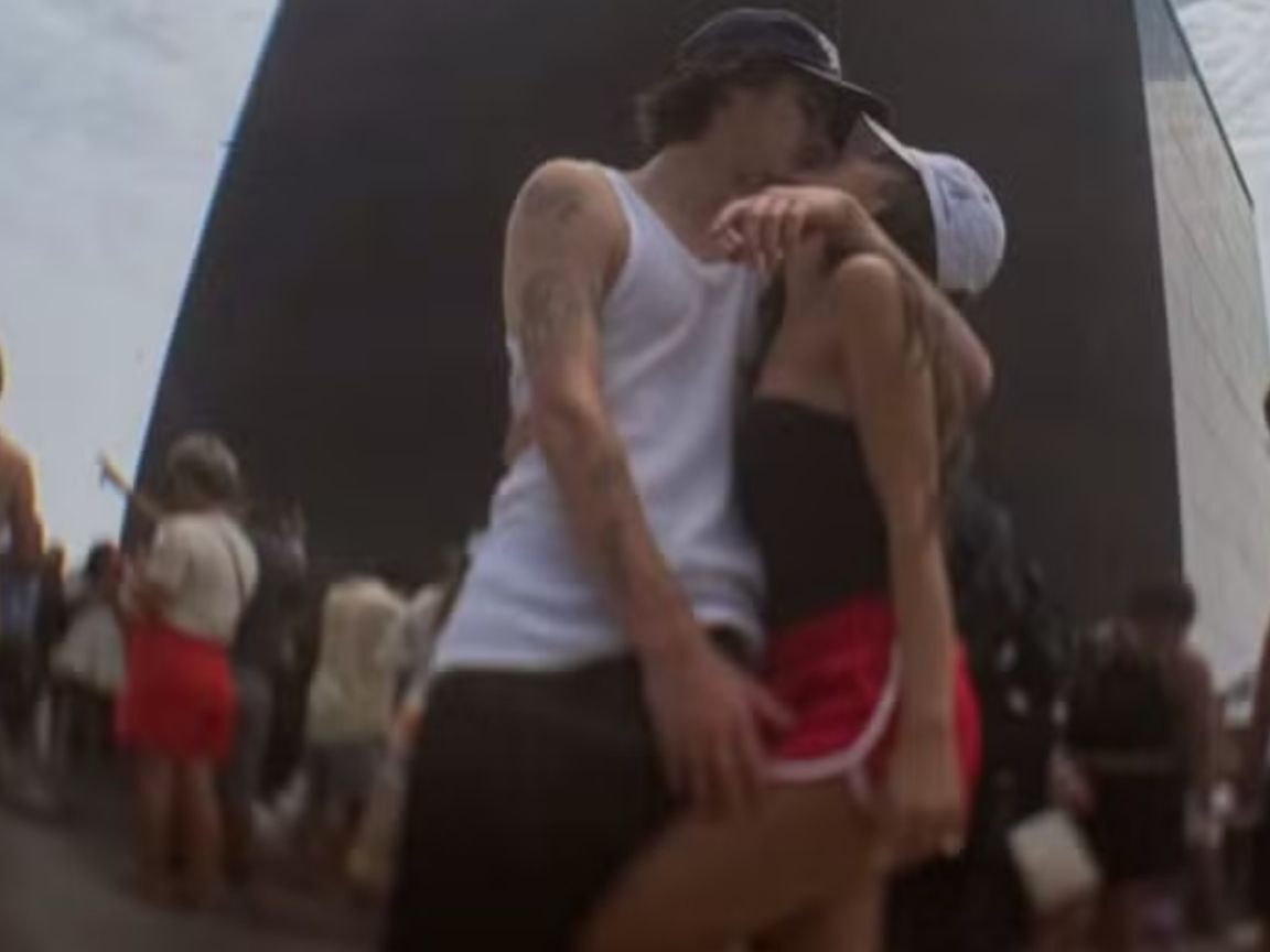 Cruz Beckham visita o Cristo Redentor e compartilha momentos com namorada brasileira