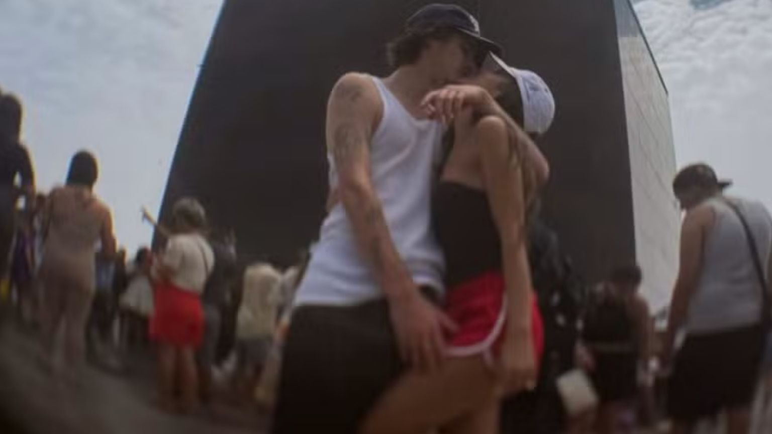 Cruz Beckham visita o Cristo Redentor e compartilha momentos com namorada brasileira