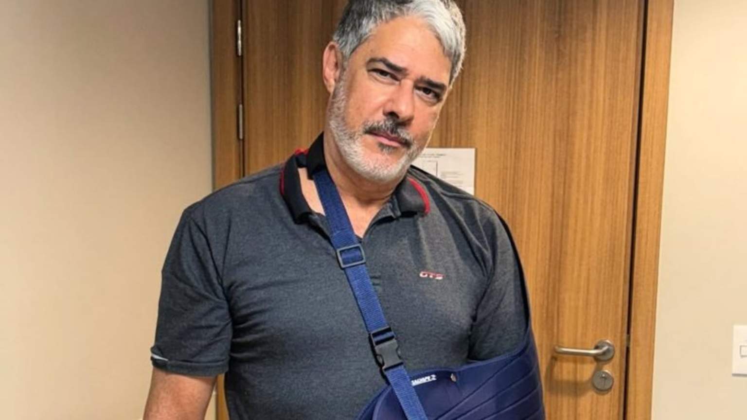 William Bonner se acidenta durante caminhada e imobiliza braço