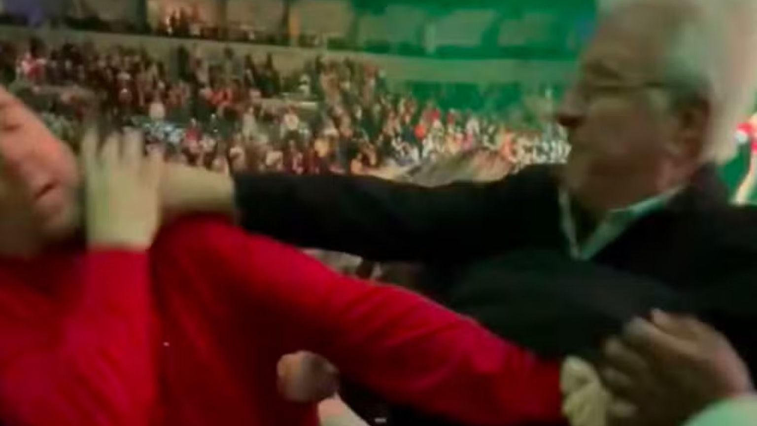 Briga durante show da turnê natalina de Mariah Carey viraliza nas redes sociais