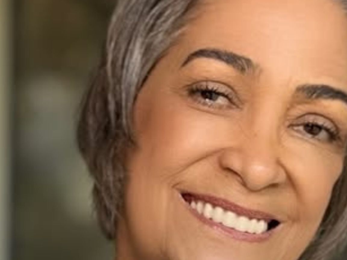 Influenciadora Fernanda Britto falece aos 64 anos após complicações de AVC