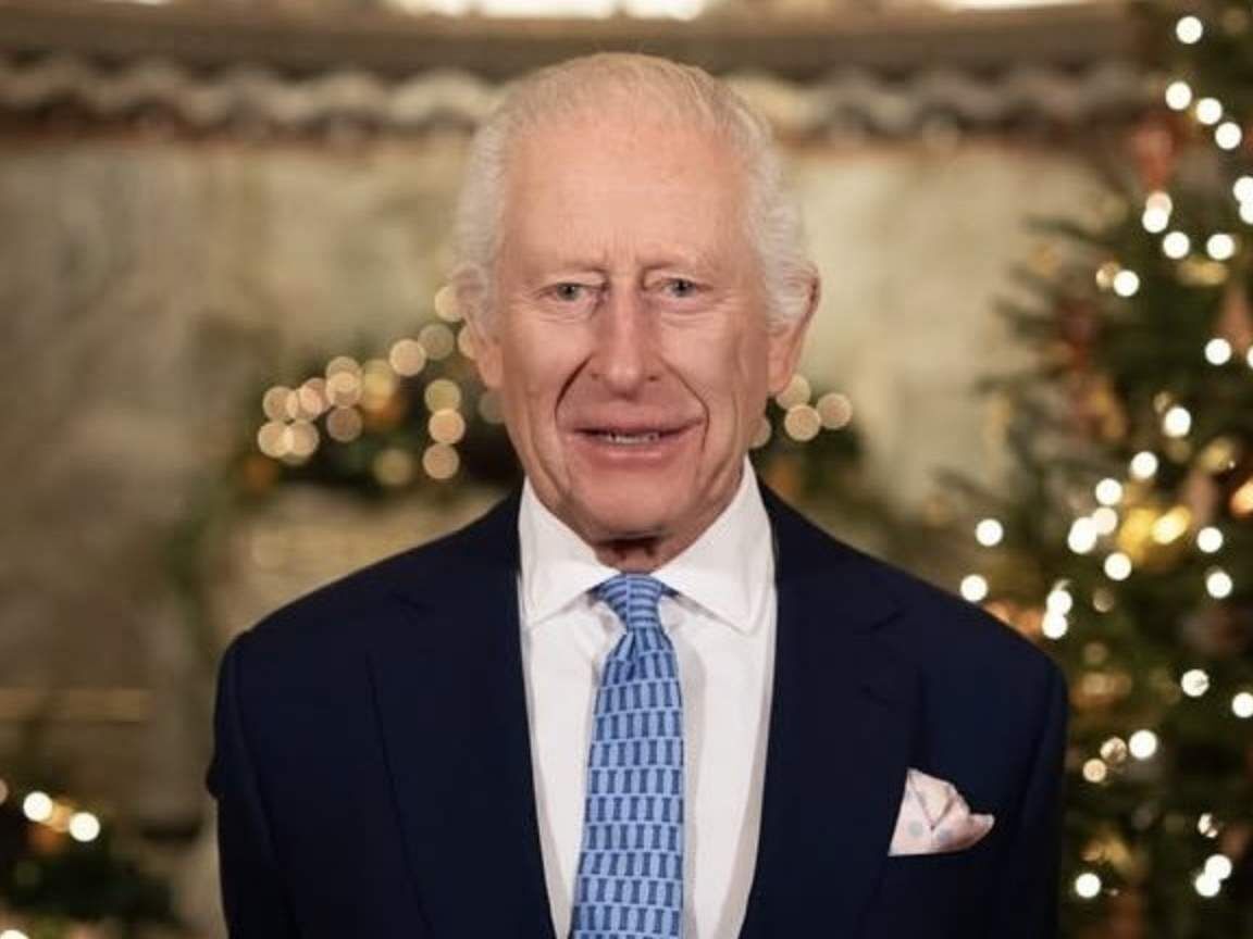 Rei Charles III quebra protocolo ao gravar mensagem de Natal