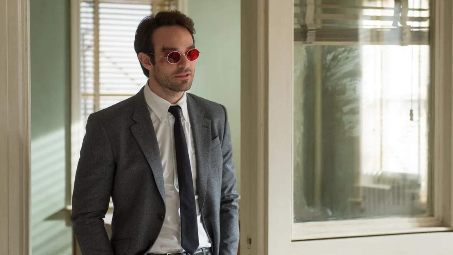 Charlie Cox diz que nova série do Demolidor é tão sombria quanto a original