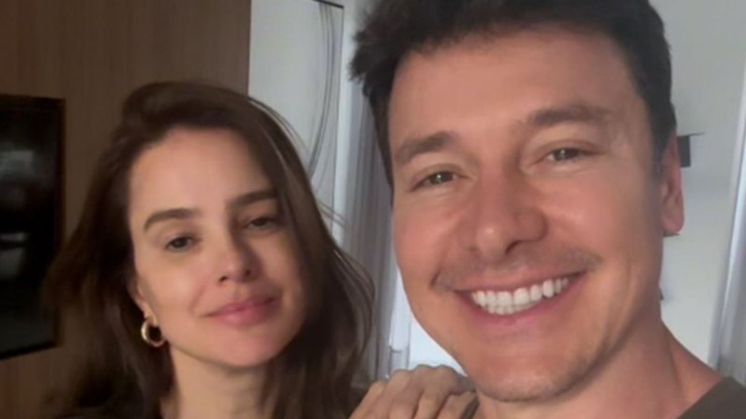 Esposa de Rodrigo Faro se pronuncia após apresentador sair da Record