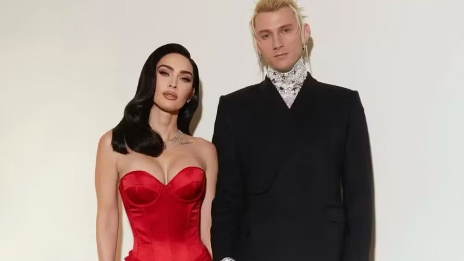 Megan Fox enfrenta fim de ano transformador: término com Machine Gun Kelly em plena gravidez