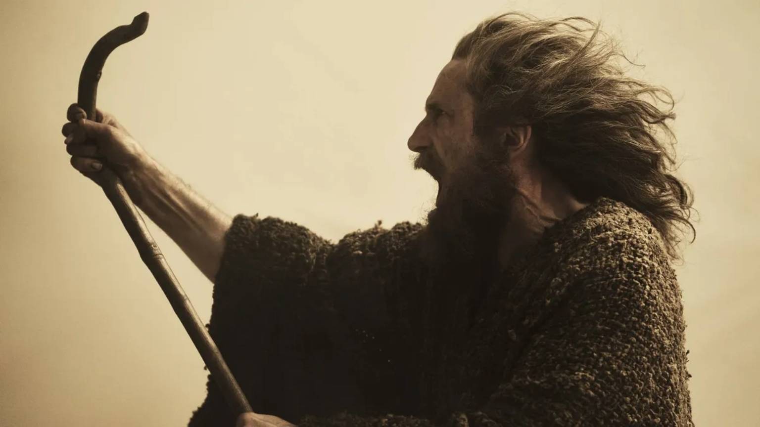 Criadores explicam motivo da demora em revelar Gandalf em Os Anéis do Poder