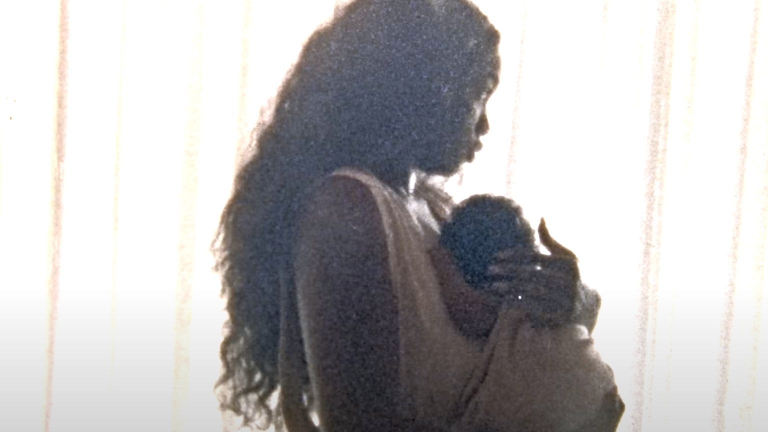 Iza lança clipe em homenagem à filha Nala e fala sobre maternidade