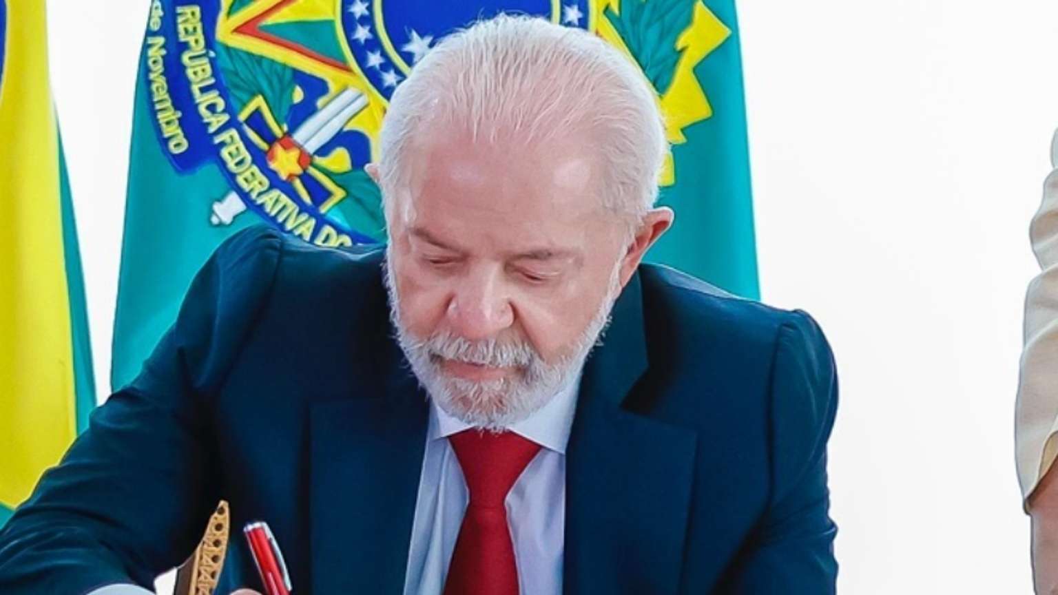 Lula segue internado em recuperação; vidente faz previsões sobre o futuro do presidente