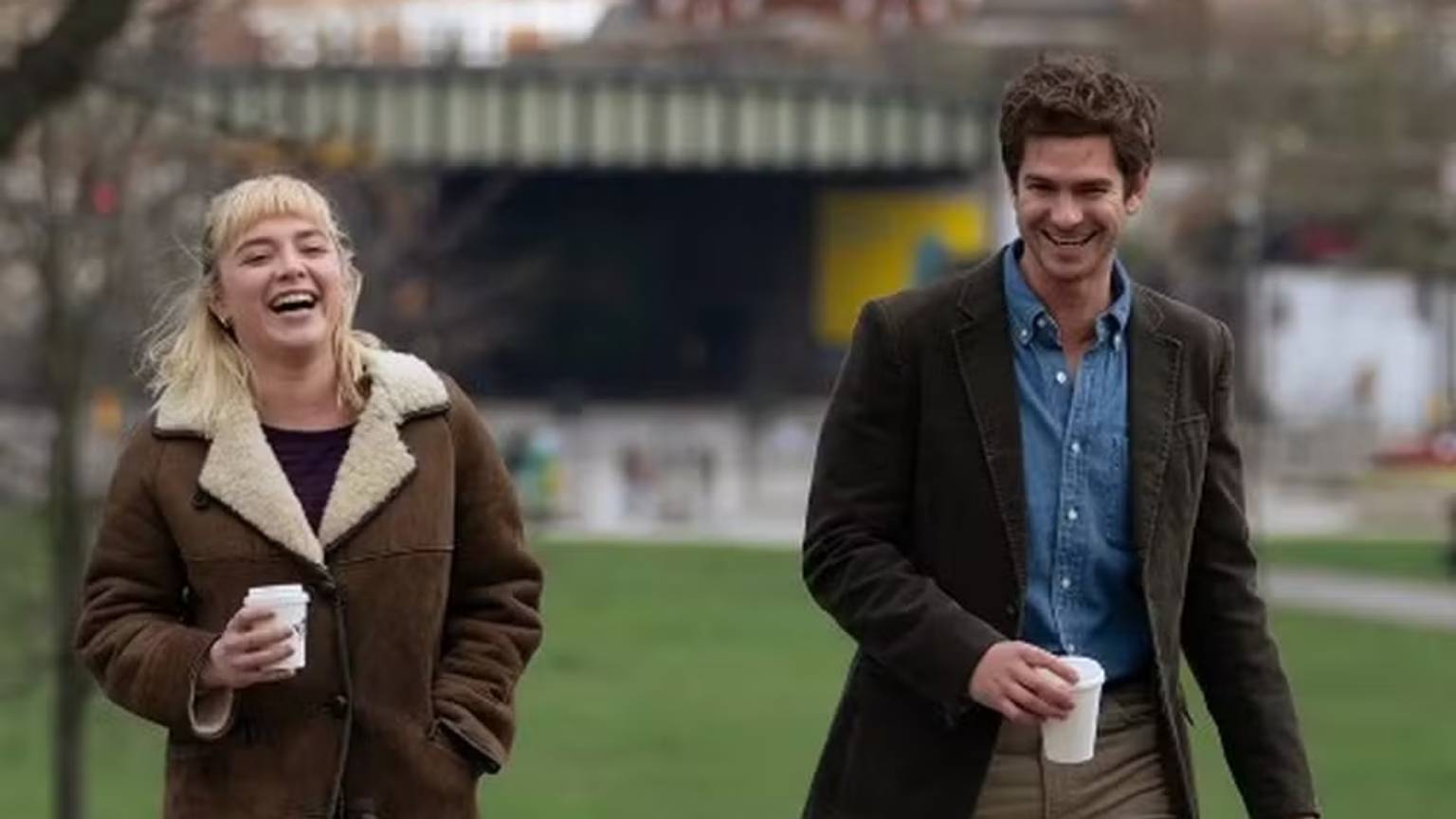 Andrew Garfield e Florence Pugh compartilham momento constrangedor nos bastidores de ‘Todo tempo que temos’