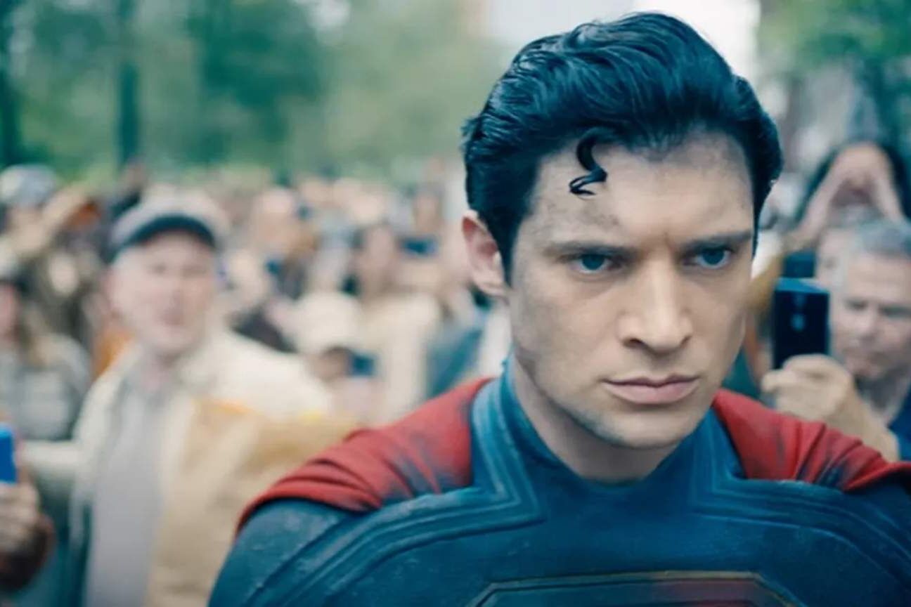 James Gunn diz que Superman será esperançoso, mas com momentos sombrios - assim como no trailer