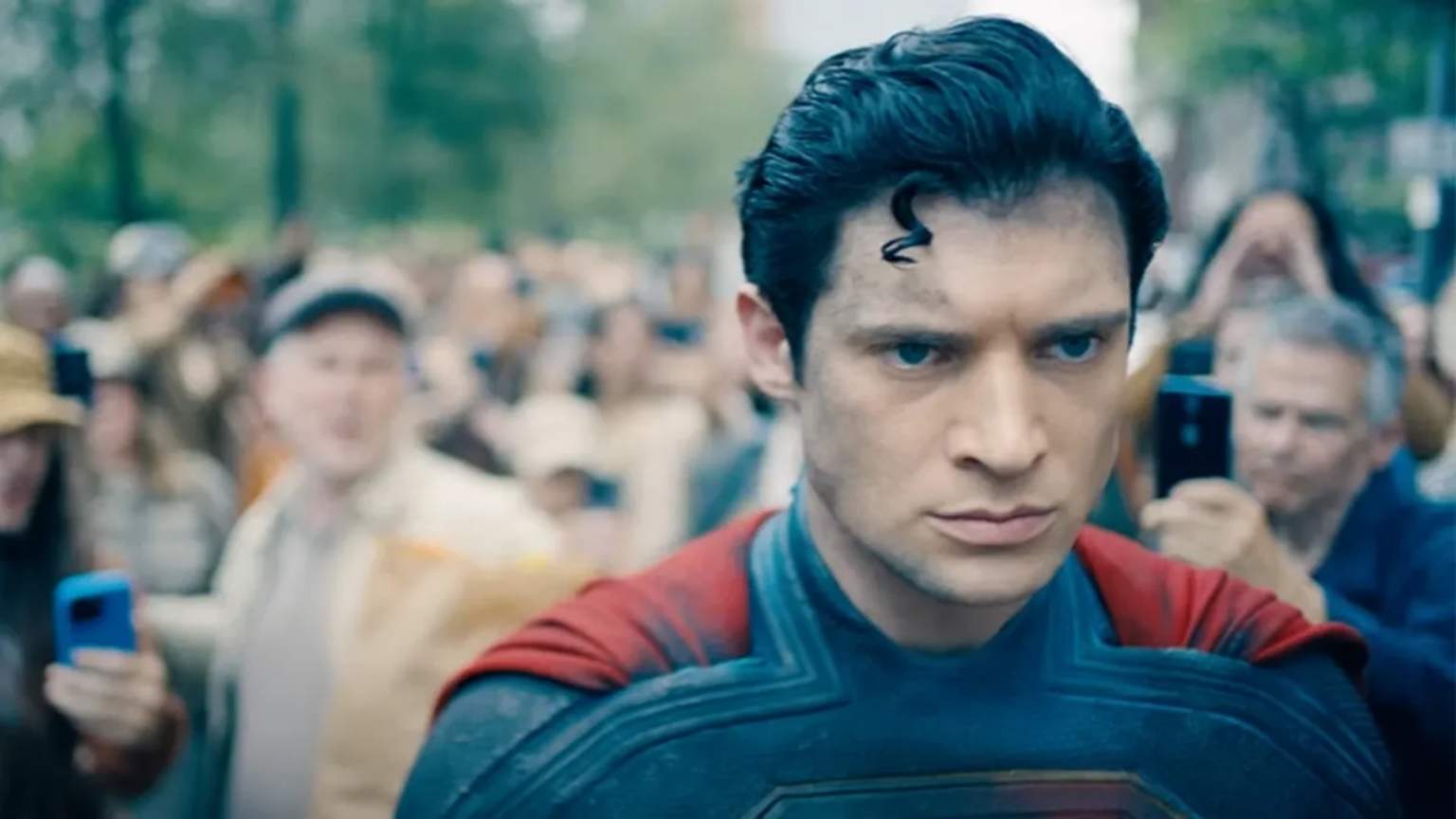 James Gunn diz que Superman será esperançoso, mas com momentos sombrios - assim como no trailer