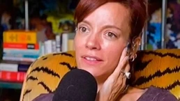 Lily Allen confirma separação de David Harbour após flagrar traição em aplicativo de namoro
