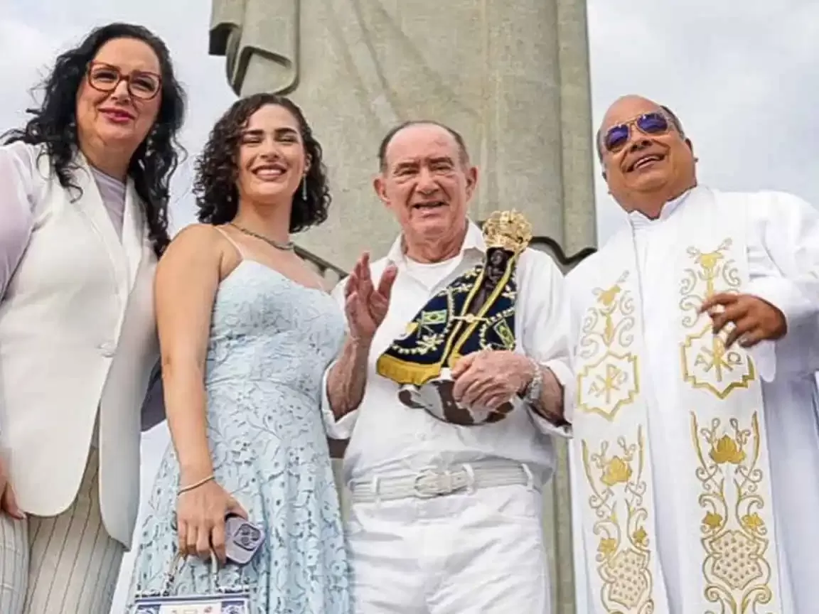 Renato Aragão celebra 90 anos com homenagem religiosa ao lado da família