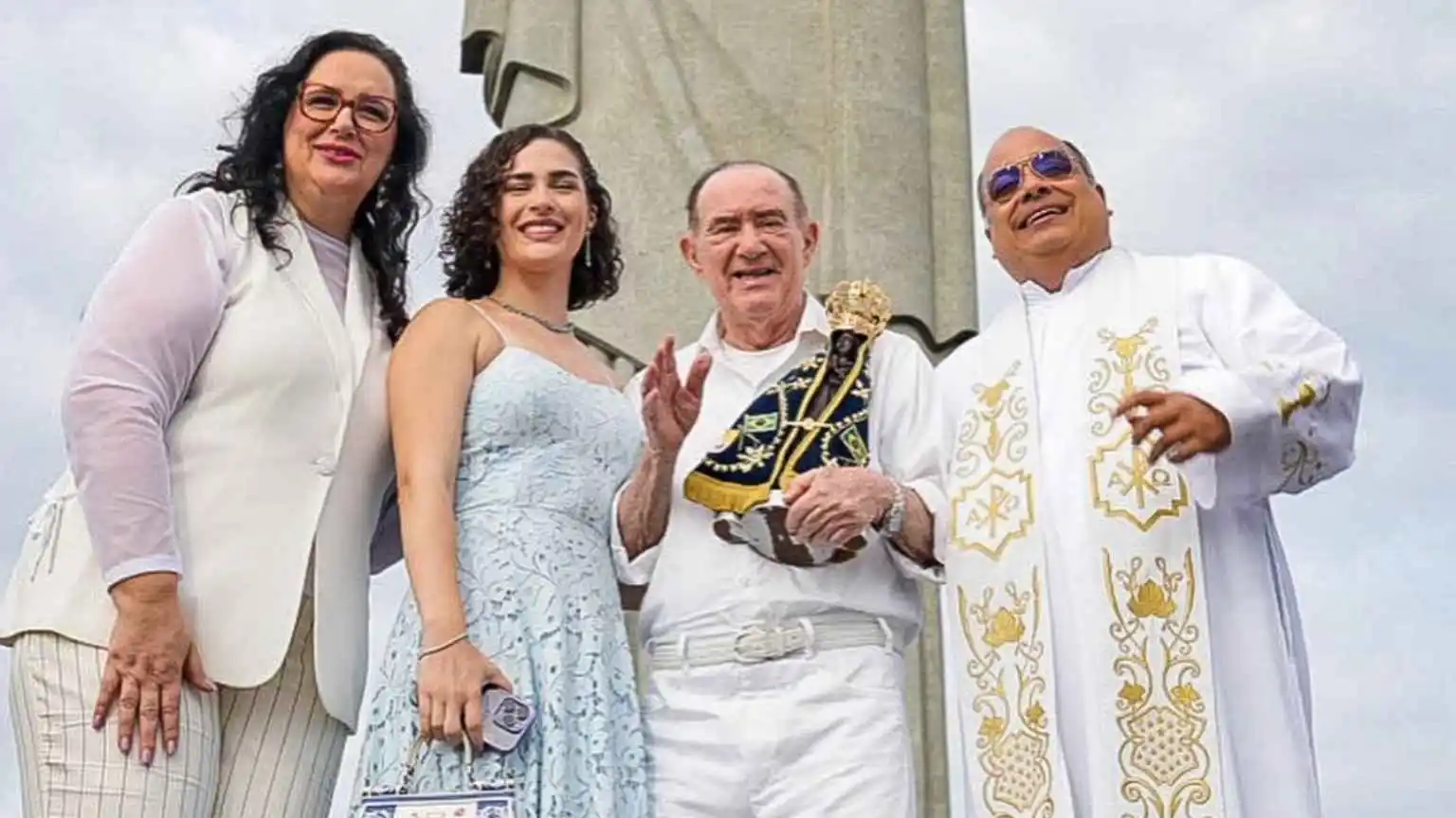 Renato Aragão celebra 90 anos com homenagem religiosa ao lado da família