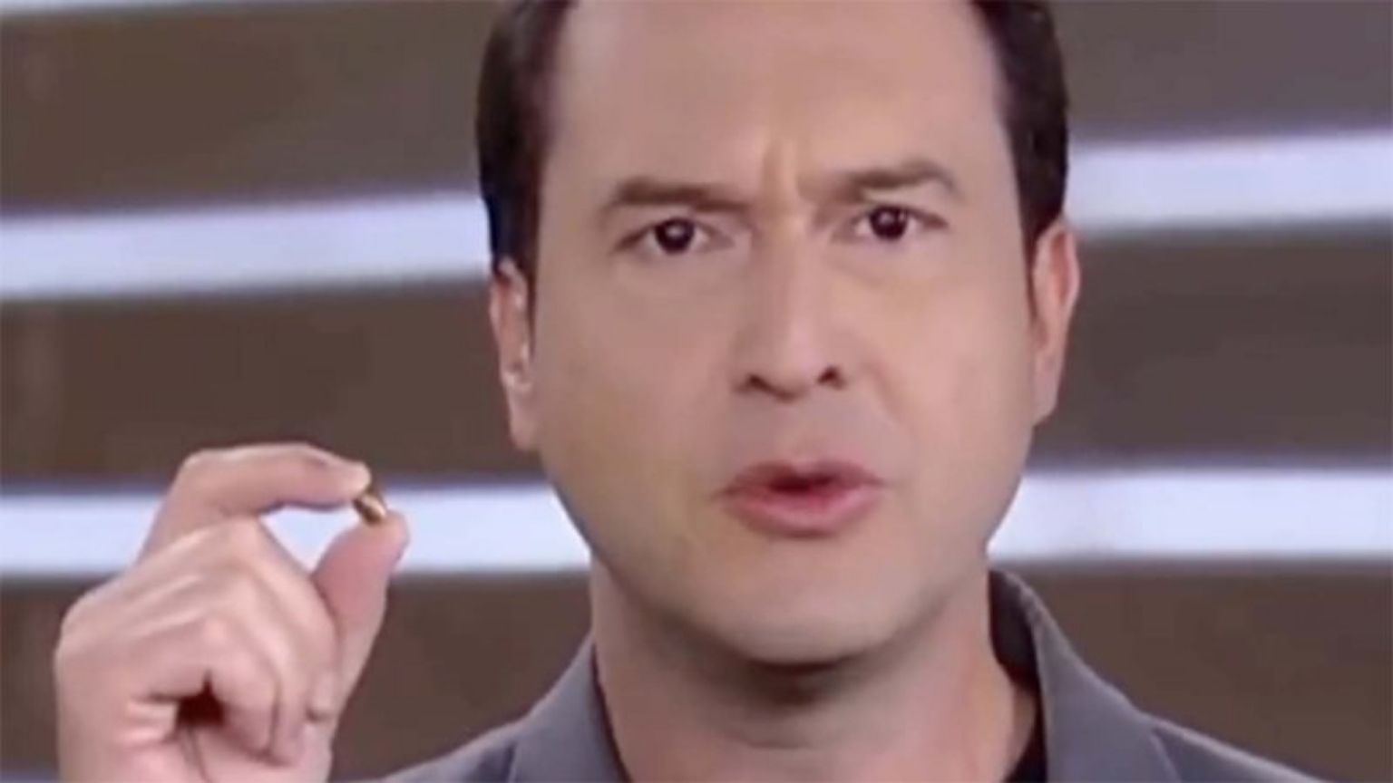 Eduardo Ribeiro, da Record, encontra bala perdida no quintal após réveillon