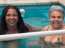 Claudia Rodrigues curte dia de piscina ao lado de Adriane Bonato e amigos