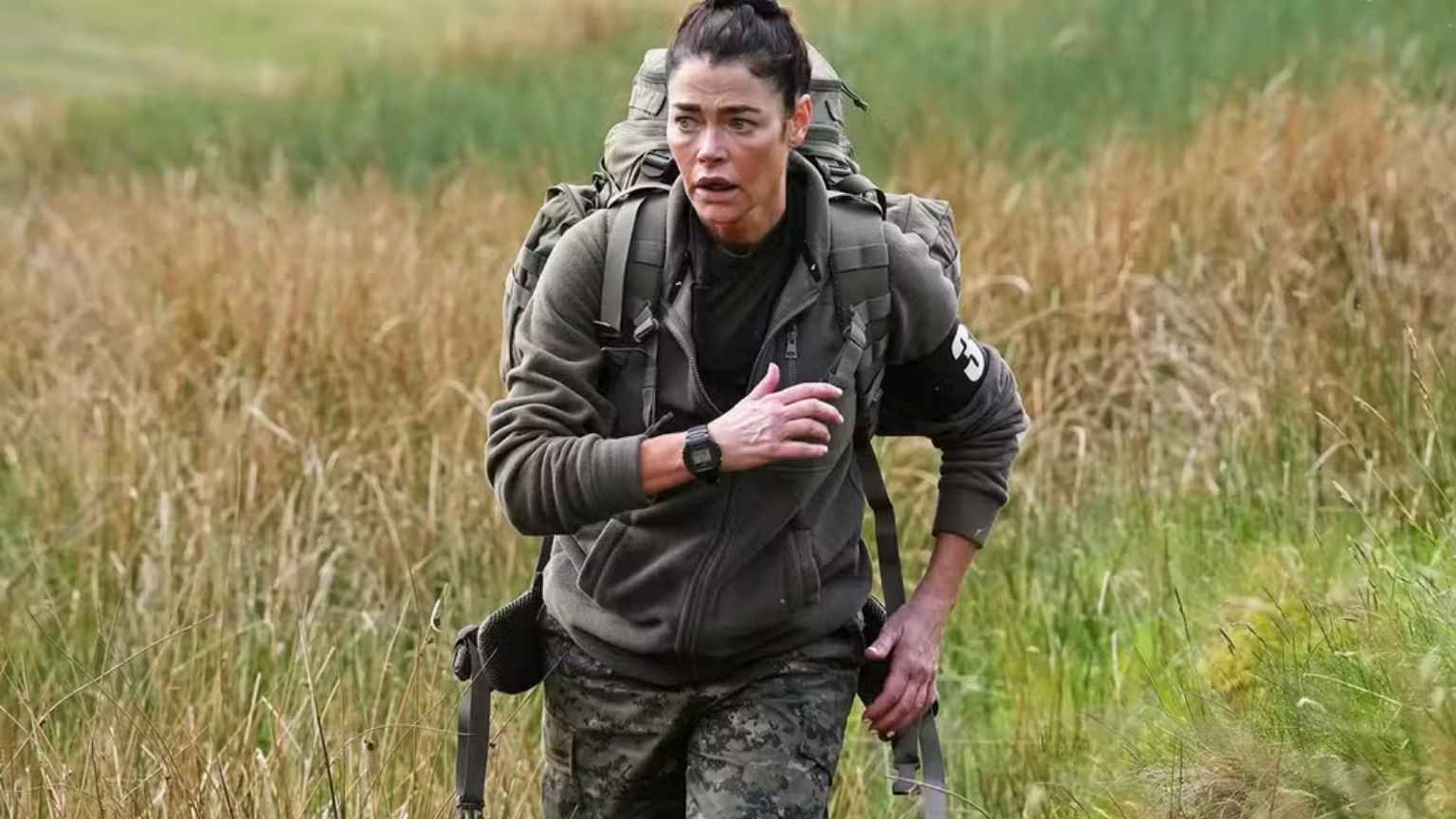 Denise Richards revela acidente com implantes de silicone durante gravações de reality extremo