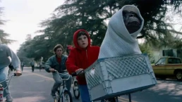 Spielberg reflete sobre decisão de não fazer sequência de E.T.: 'uma vitória em uma luta difícil'