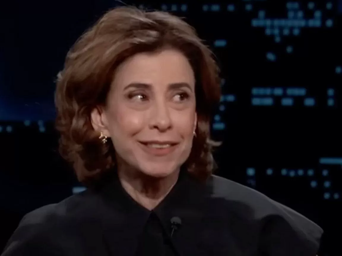 Fernanda Torres brilha no Jimmy Kimmel Live! e revela perrengues com seu Globo de Ouro