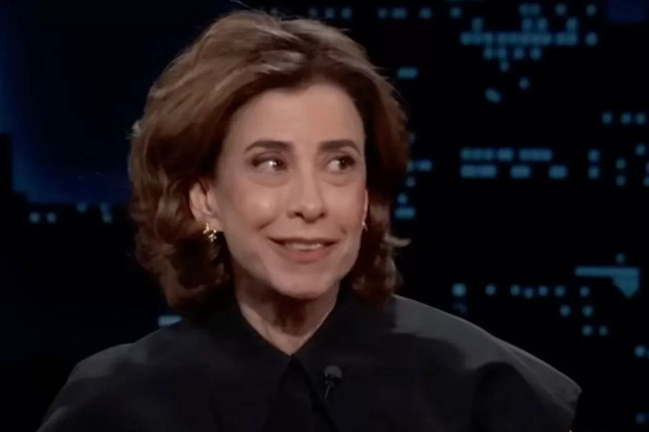 Fernanda Torres brilha no Jimmy Kimmel Live! e revela perrengues com seu Globo de Ouro