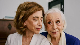 Fernanda Torres dedica Globo de Ouro de Melhor Atriz a Fernanda Montenegro, sua mãe