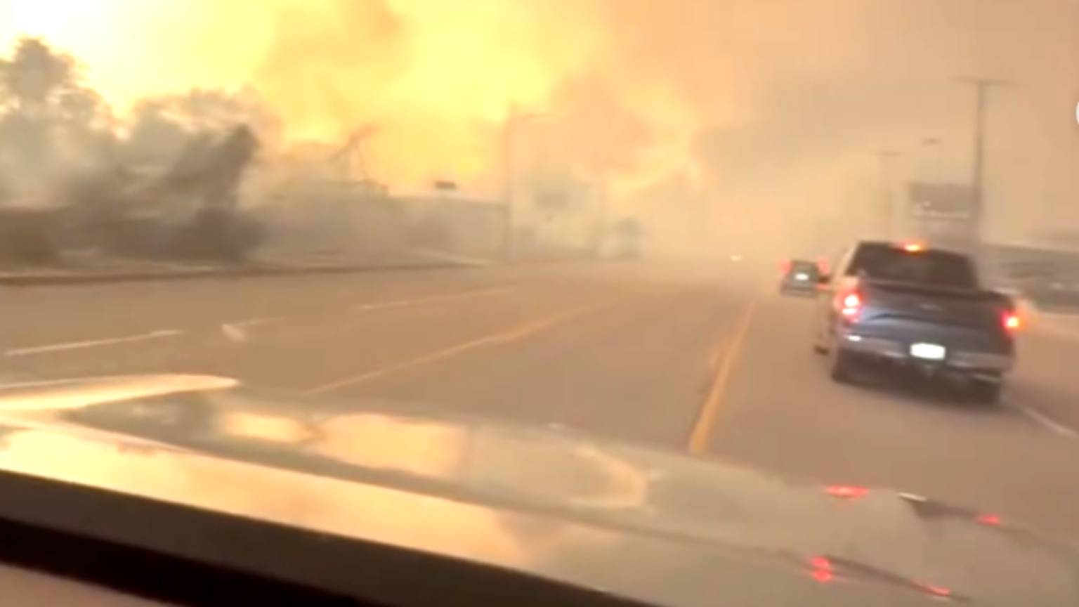 Incêndios em Los Angeles destroem mais de mil imóveis e impactam celebridades