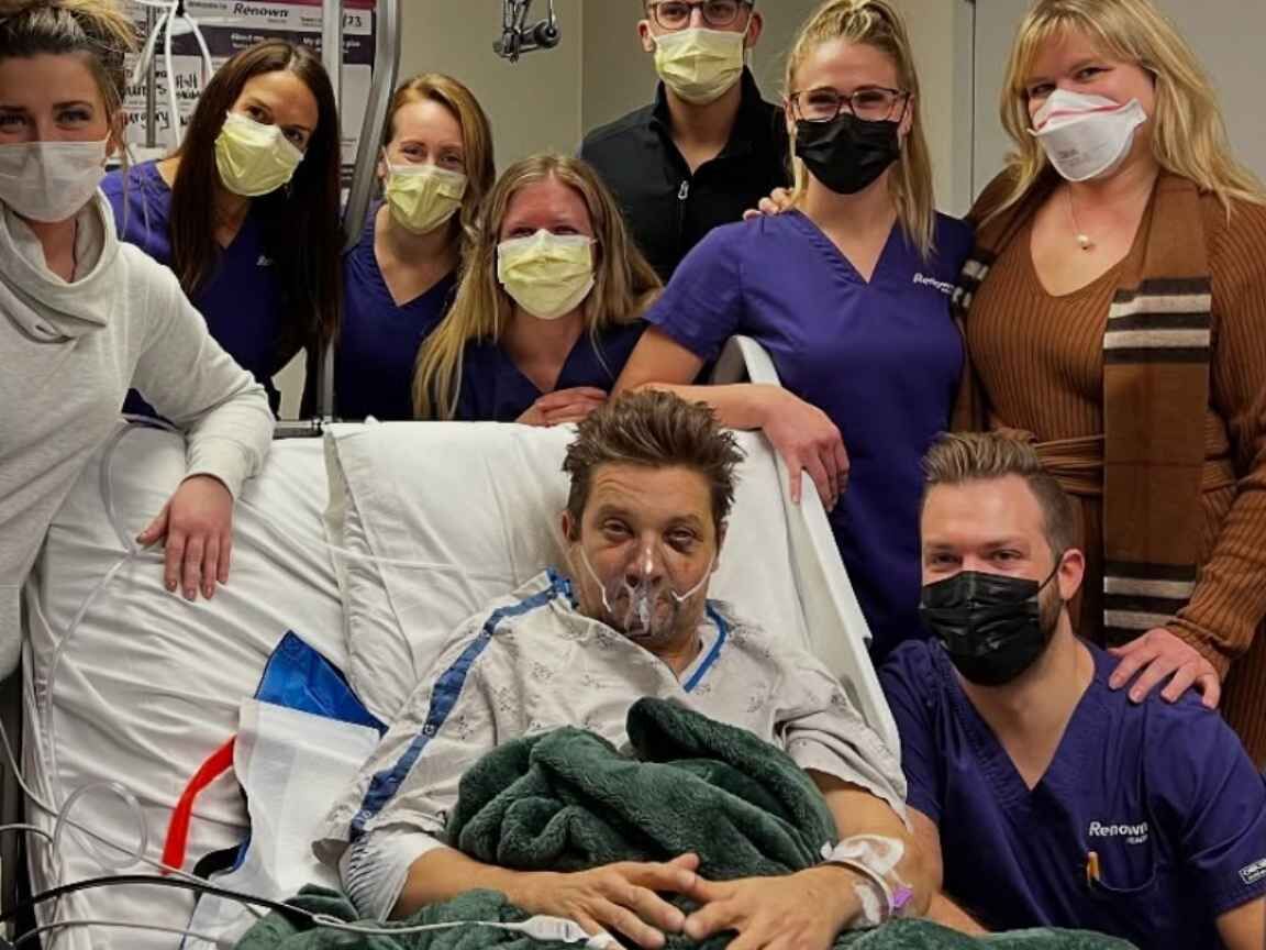Jeremy Renner celebra dois anos de recuperação após acidente grave com limpa-neve