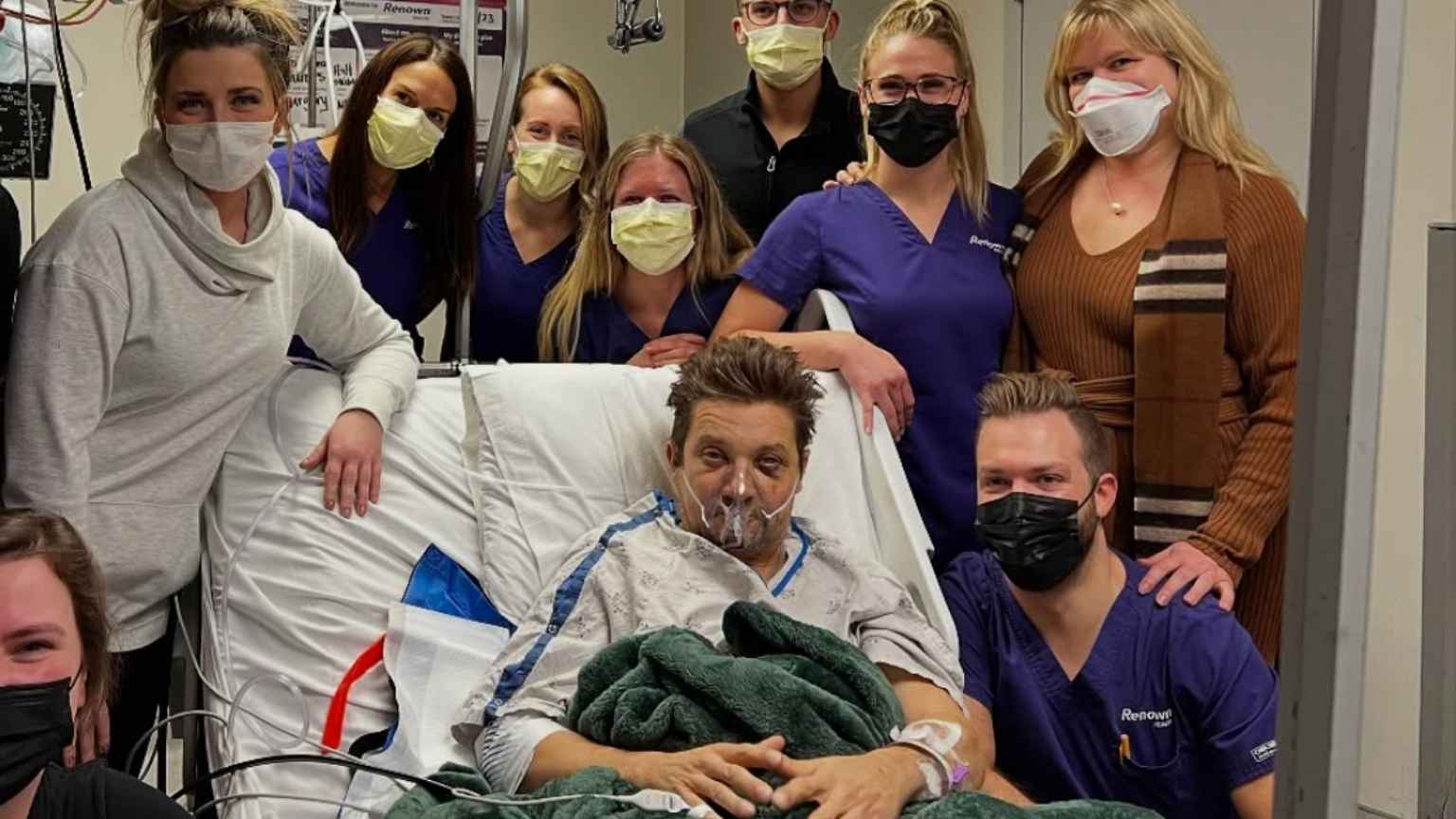 Jeremy Renner celebra dois anos de recuperação após acidente grave com limpa-neve
