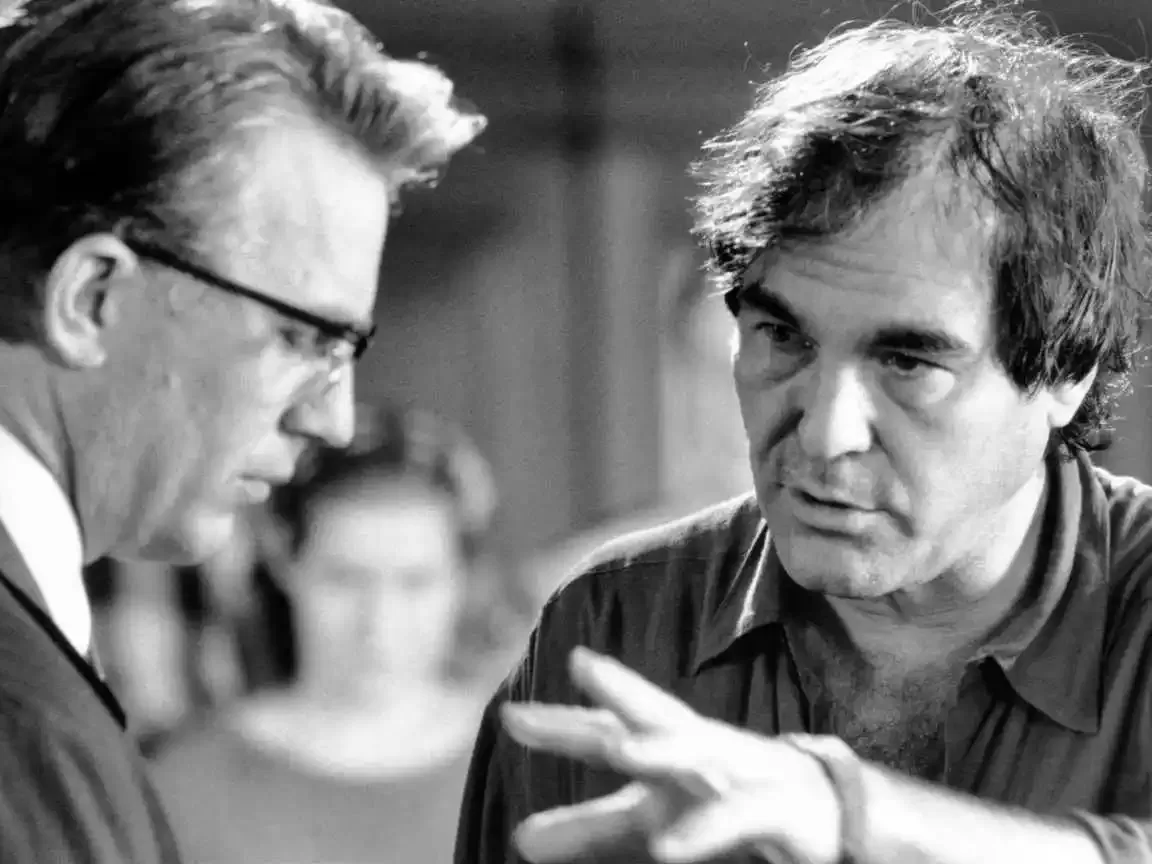 Oliver Stone elogia Trump por liberar arquivos sobre assassinato de Kennedy