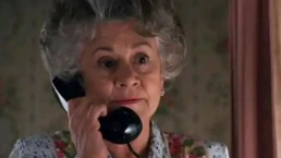 Joan Plowright, lenda do teatro britânico, morre aos 93 anos