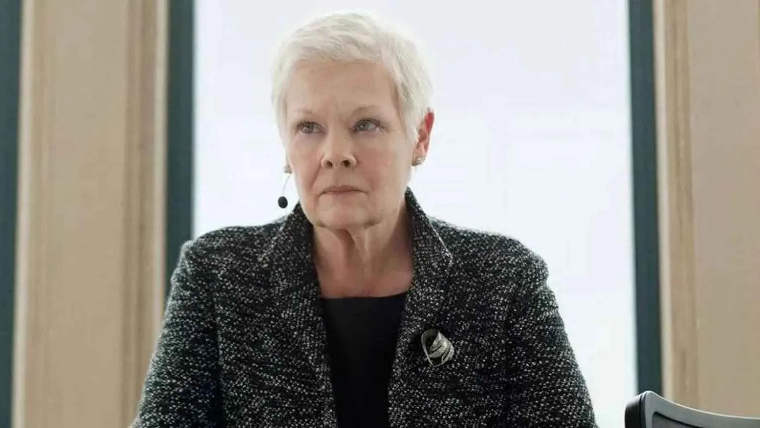 Judi Dench, de 007, já não consegue ir a eventos sozinha por conta de visão prejudicada