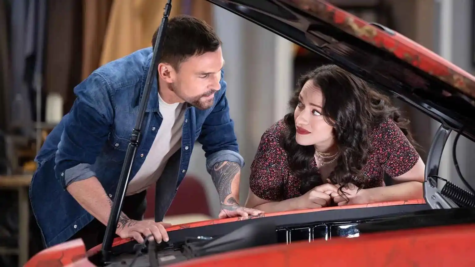 Kat Dennings relembra desafios em Hollywood: 'fui humilhada e chamada de gorda'