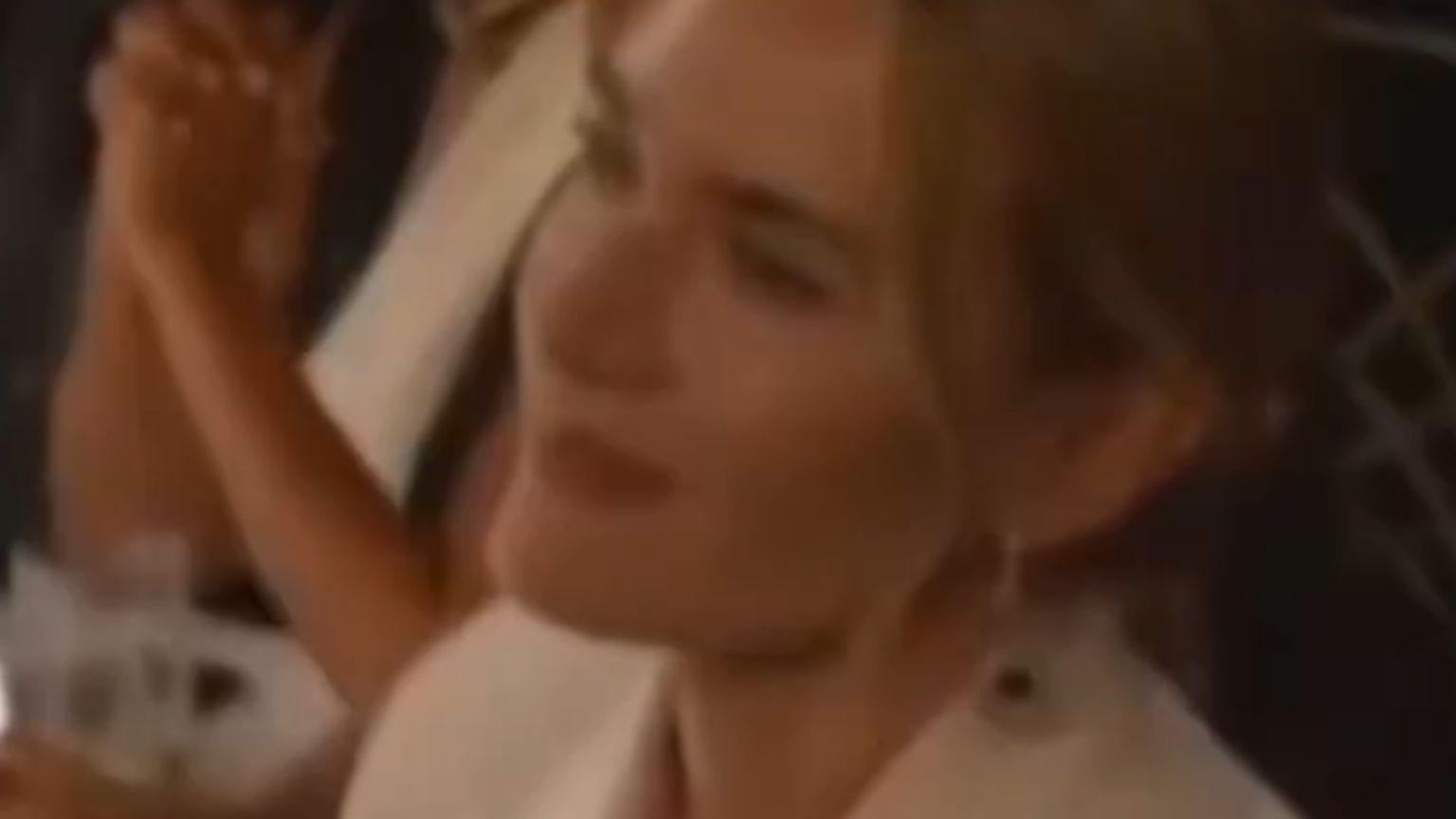 Reação de Kate Winslet à vitória de Fernanda Torres no Globo de Ouro viraliza; veja