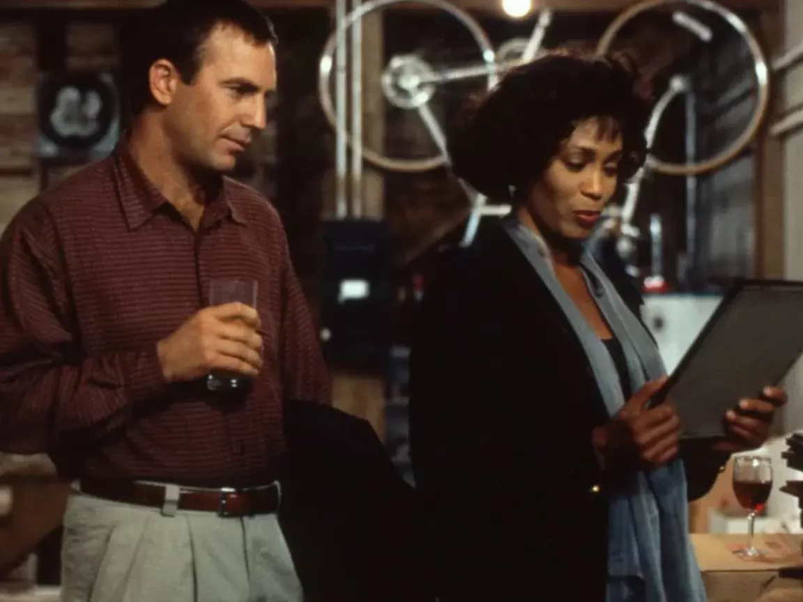 Kevin Costner relembra Whitney Houston ao comemorar 70 anos