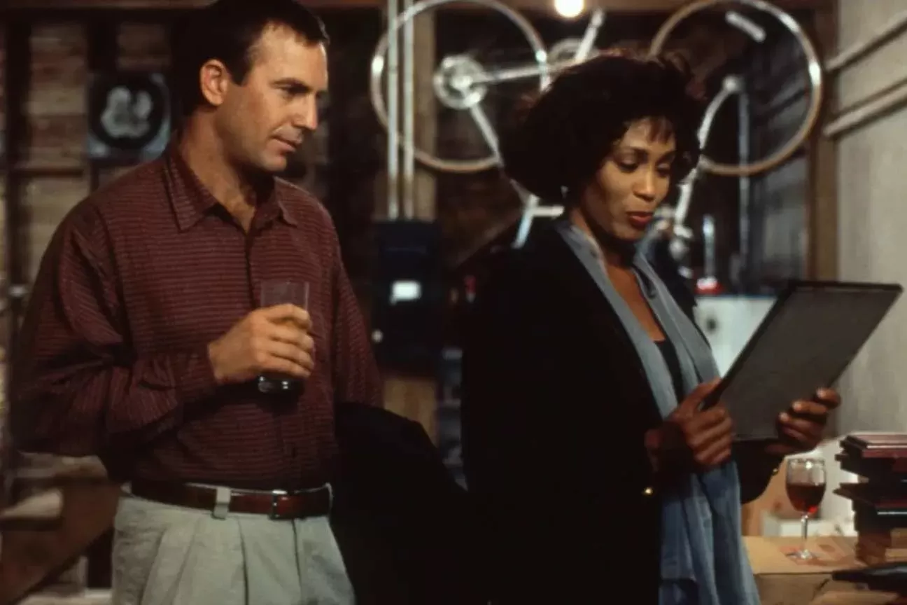 Kevin Costner relembra Whitney Houston ao comemorar 70 anos