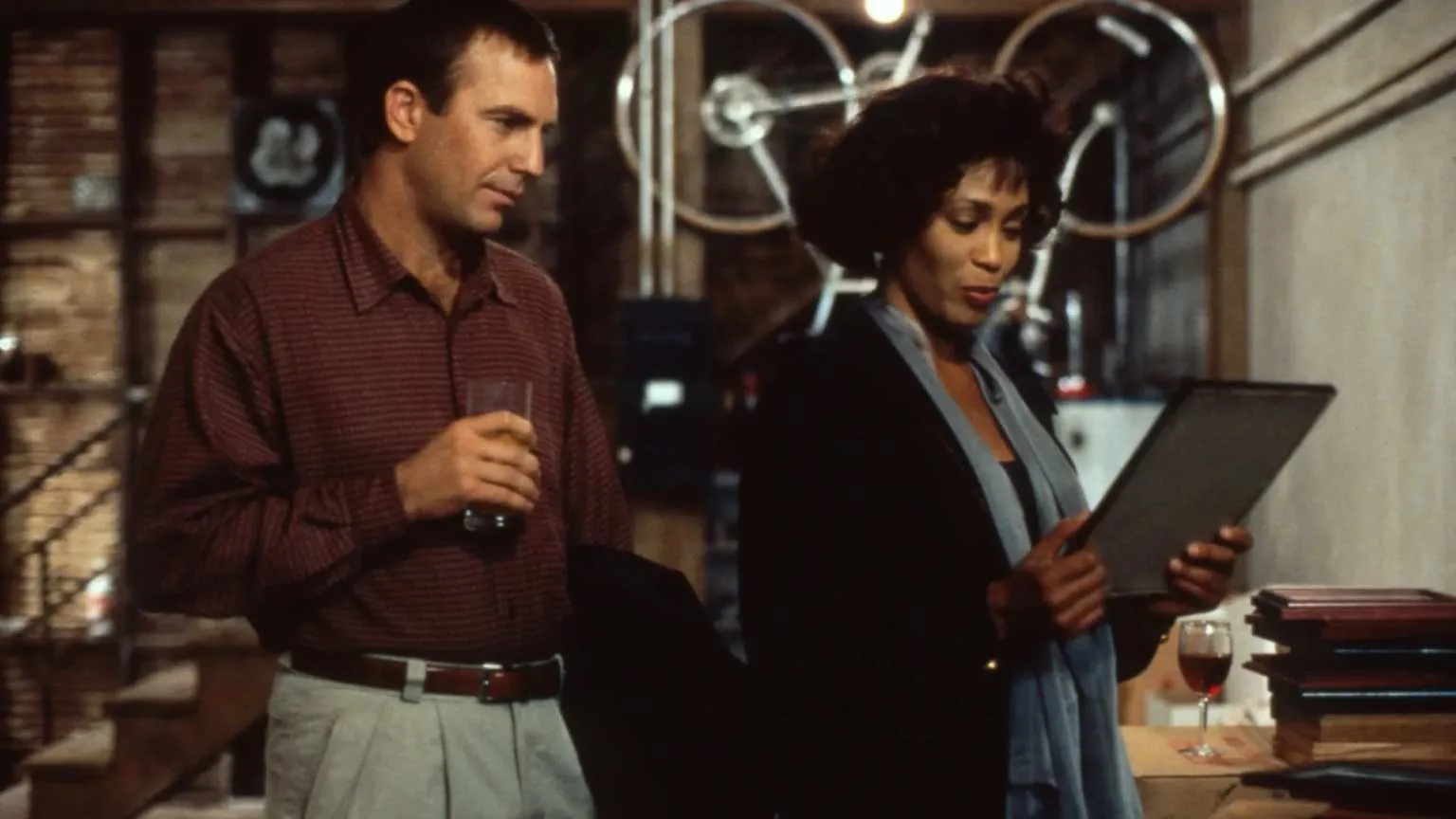 Kevin Costner relembra Whitney Houston ao comemorar 70 anos